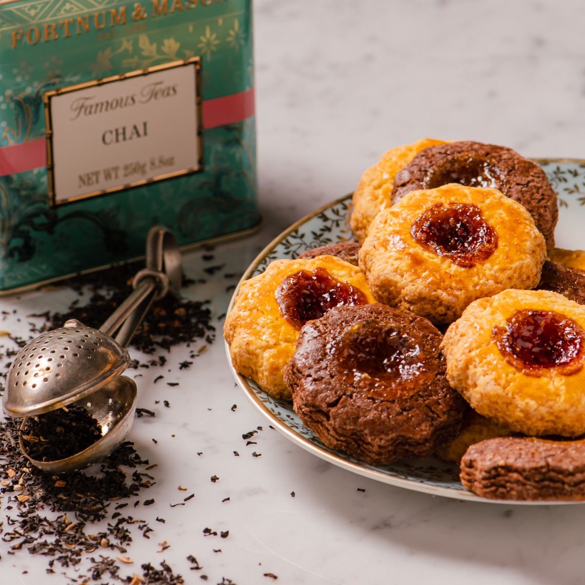 Bombonini con marmellata serviti con il tè