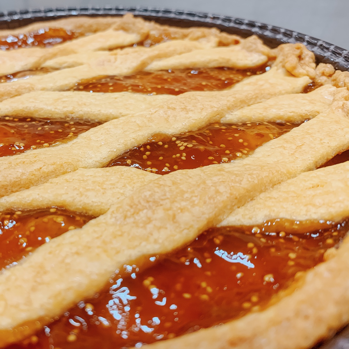 Crostata alla marmellata appena sfornata