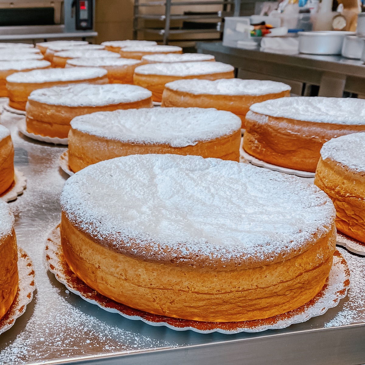 Torte Margherita appena sfornate nel laboratorio della Fossa