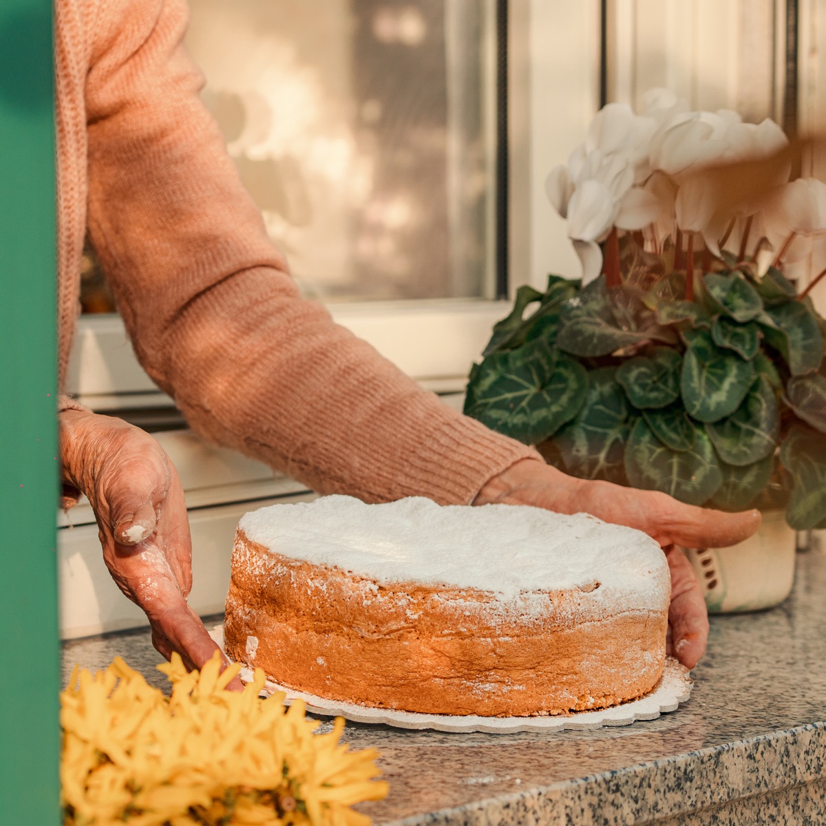 Una Torta Margherita appoggiata sul davanzale