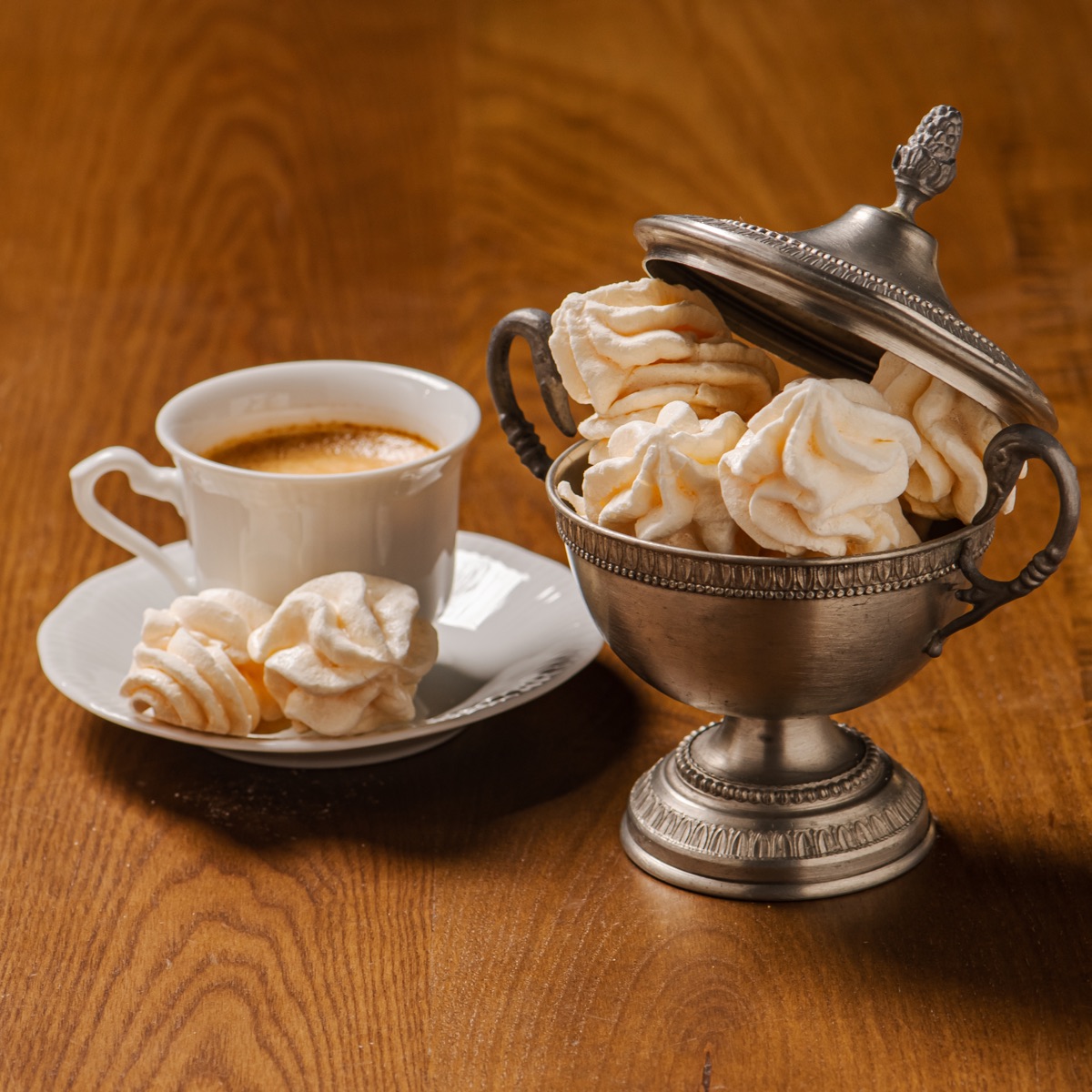 Meringhe servite con il caffè